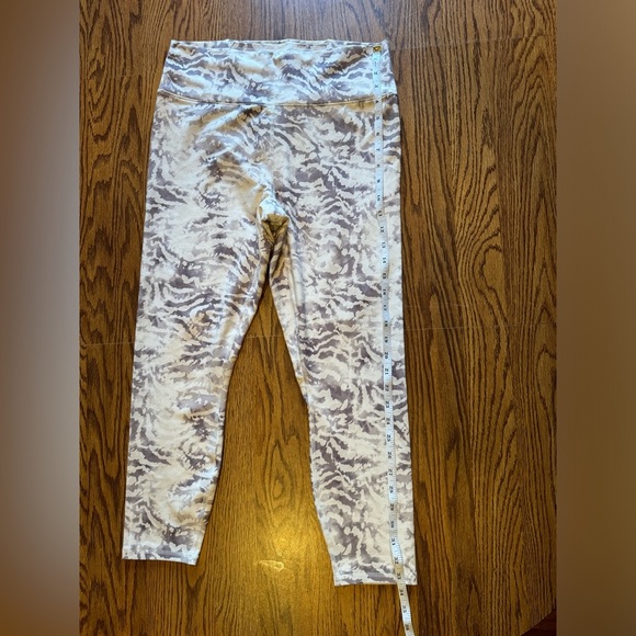 Powerhold Fabletics Leggings White Grey Tiger Pink Straps Women’s Large Workout - Picture 3 of 12